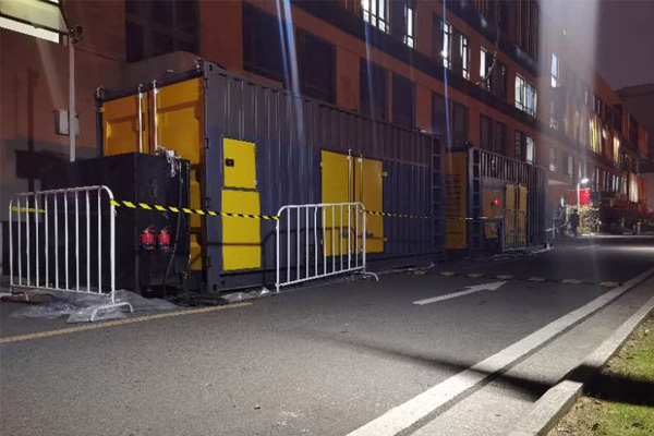 固原柴油发电机组的输出电压是如何调节的？